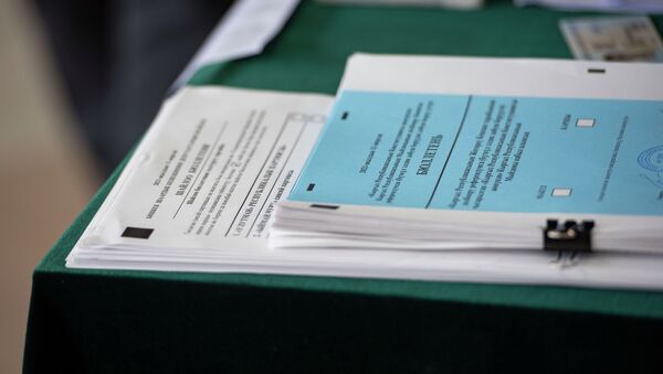 Бюллетени на избирательном участке во время выборов в местные кенеши и референдум по проекту новой Конституции. - Sputnik Кыргызстан