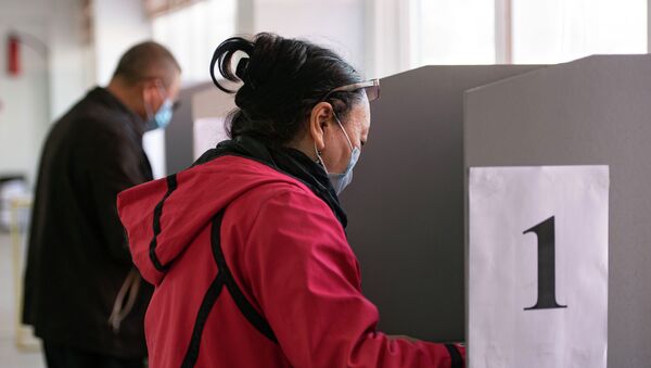 Женщина голосует на избирательном участке - Sputnik Кыргызстан
