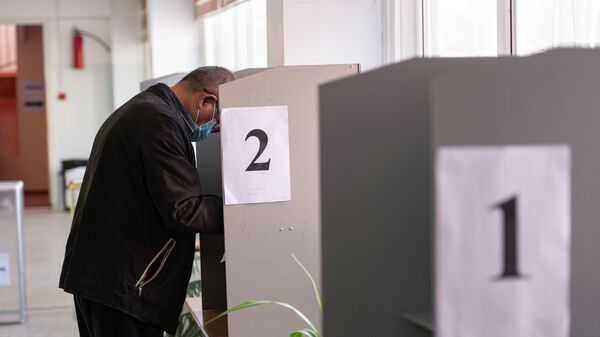 Мужчина голосует на избирательном участке в Бишкеке. Архивное фото - Sputnik Кыргызстан
