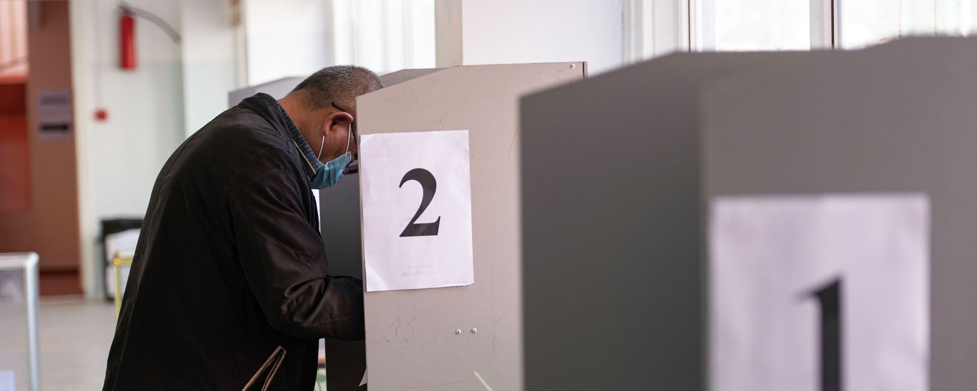 Мужчина голосует на избирательном участке в Бишкеке. Архивное фото - Sputnik Кыргызстан, 1920, 04.06.2021