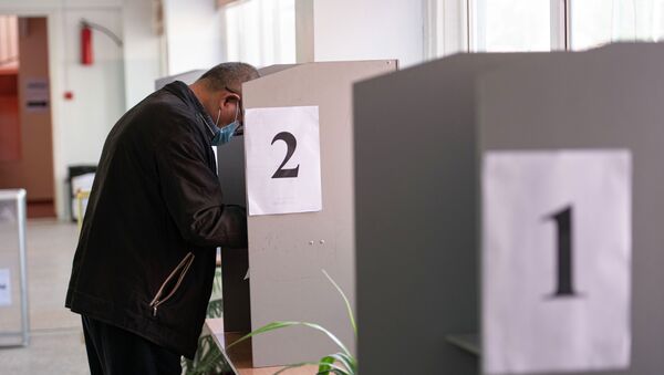 Мужчина голосует на избирательном участке №1219 в Бишкеке во время выборов в местные кенеши и референдум по проекту новой Конституции. - Sputnik Кыргызстан