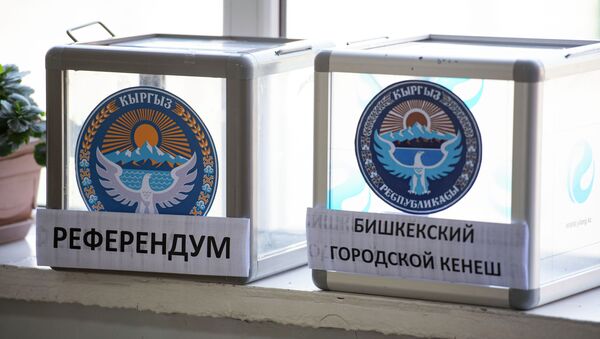 Бишкектеги шайлоо участкасында добуш берүү үчүн үкөктөр - Sputnik Кыргызстан