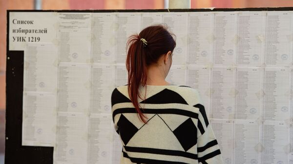 Шайлоо учурунда Бишкектеги шайлоо участогундагы келин. Архив - Sputnik Кыргызстан