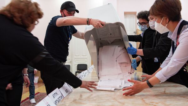 Сотрудники избирательной комиссии во время подсчета голосов после выборов. Архивное фото - Sputnik Кыргызстан