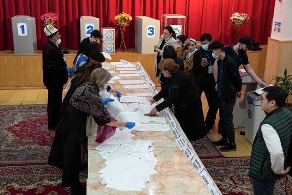 Выборы в местные кенеши и референдум по проекту новой Конституции в Кыргызстане - Sputnik Кыргызстан