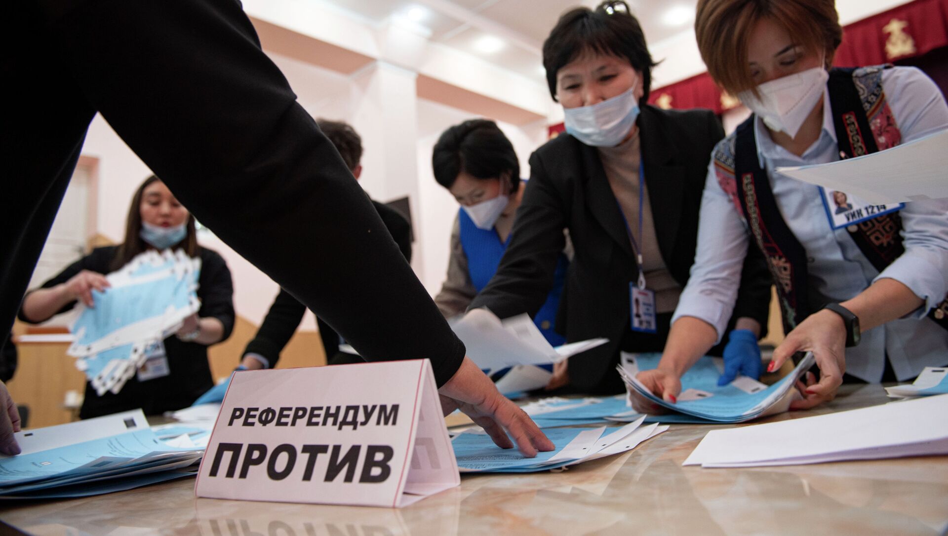 Сотрудники ЦИК во время подсчета голосов на избирательном участке в Бишкеке - Sputnik Кыргызстан, 1920, 12.04.2021