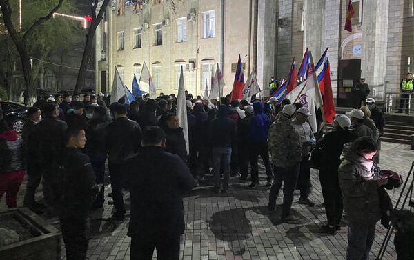 Возле здания ЦИК в центре столицы собрались представители нескольких партий, недовольные итогами выборов в Бишкекский городской кенеш - Sputnik Кыргызстан
