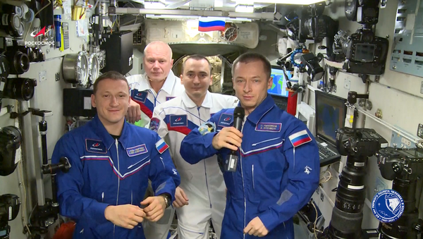 Космонавты поздравили землян с Днем космонавтики с борта МКС. Видео - Sputnik Кыргызстан