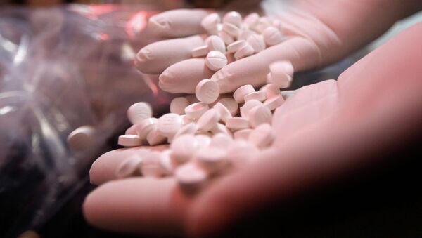 Сотрудник фармацевтической компании показывает таблетки. Архивное фото - Sputnik Кыргызстан