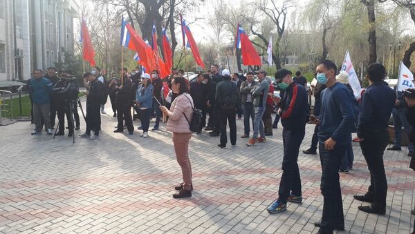 Бишкек шаардык кеңешине өтпөй калган партиялардын өкүлдөрү шайлоо жыйынтыгын жокко чыгарууну талап кылып митингге чыгышты - Sputnik Кыргызстан