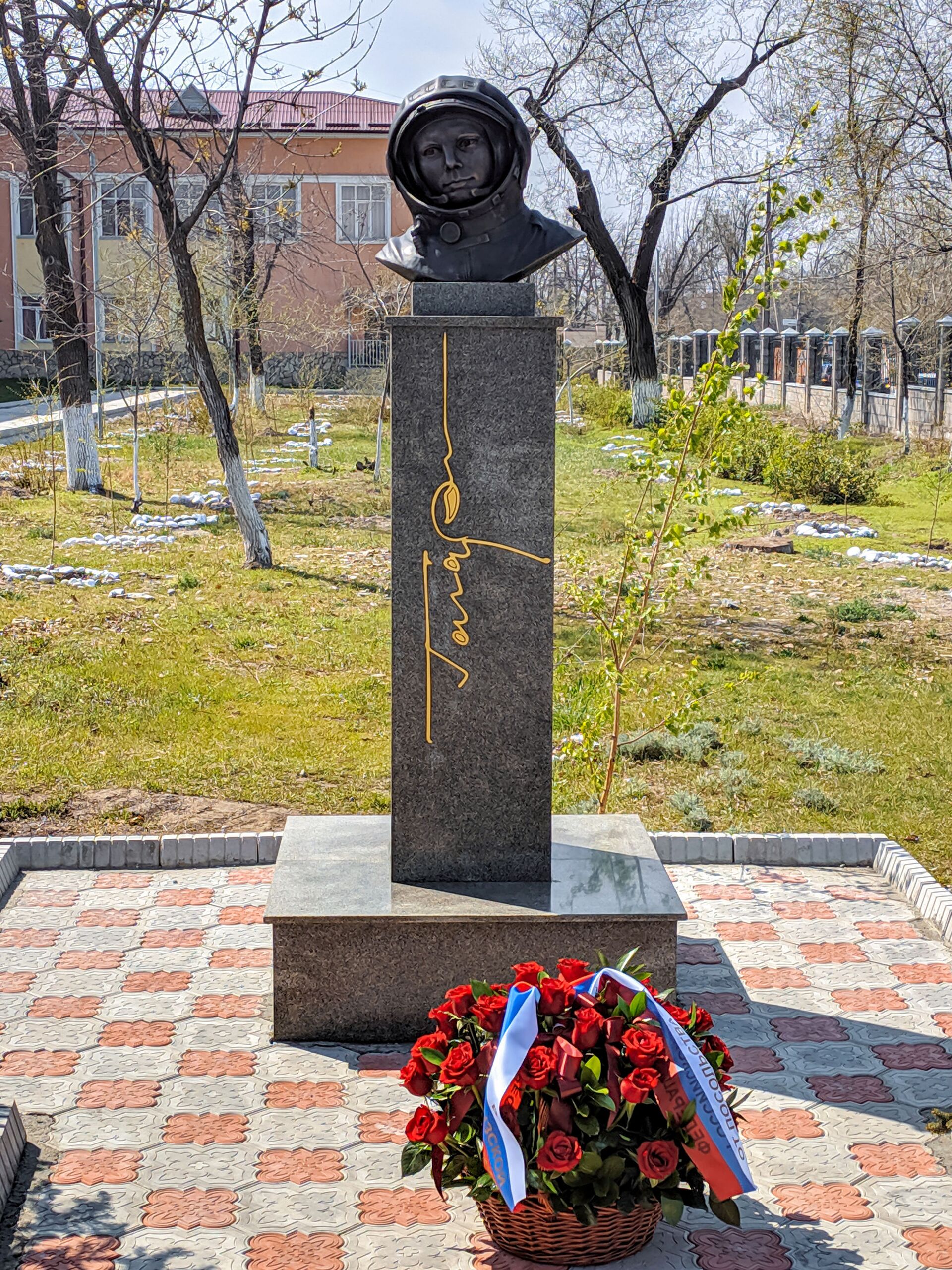 В Бишкеке установили бюст Гагарина — видео - Sputnik Кыргызстан, 1920, 12.04.2021