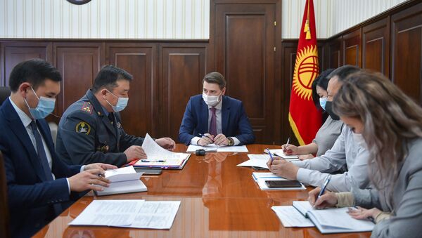 Первый вице-премьер-министр КР Артем Новиков на совещании по вопросу насилия в отношении женщин и детей - Sputnik Кыргызстан