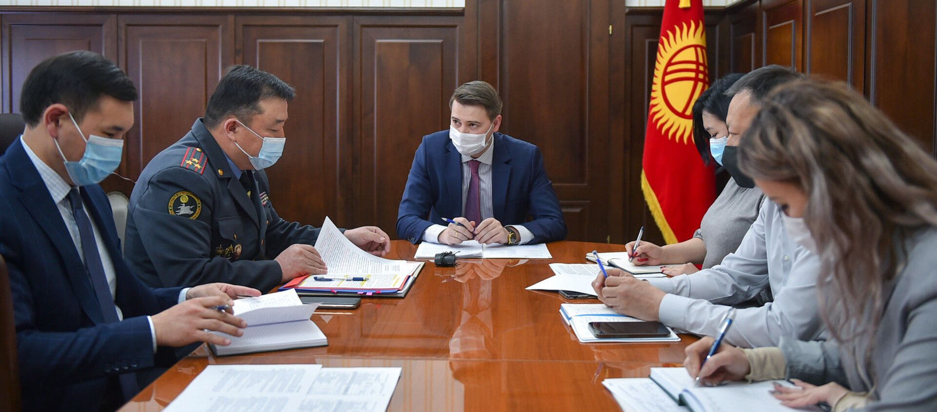 Первый вице-премьер-министр КР Артем Новиков на совещании по вопросу насилия в отношении женщин и детей - Sputnik Кыргызстан, 1920, 12.04.2021