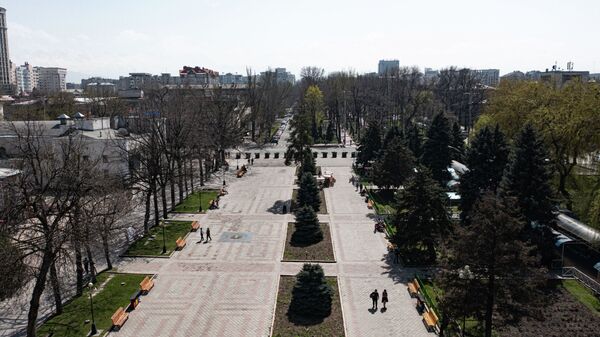 Люди гуляют в дубовом парке Бишкека в теплую погоду. Архивное фото - Sputnik Кыргызстан