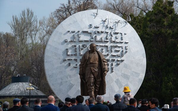 Скульптурная композиция установлена на пересечении проспектов Эркиндик и Чуй - Sputnik Кыргызстан