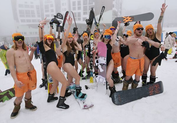 Участники высокогорного карнавала BoogelWoogel-2021 во время массового спуска с горы в купальниках на горнолыжном курорте Роза Хутор в Сочи - Sputnik Кыргызстан