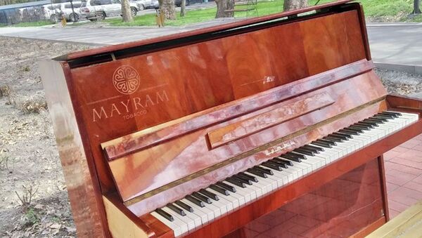 Пианино в сквере Театральный в Бишкеке - Sputnik Кыргызстан