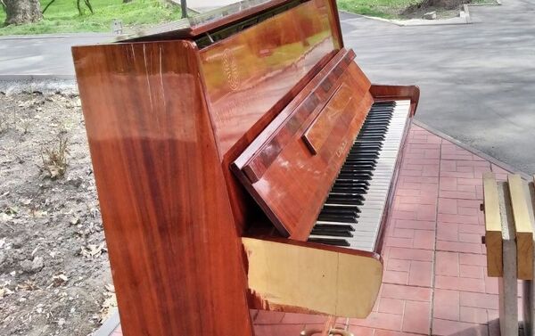 В Театральном сквере в центре Бишкека вновь установили пианино - Sputnik Кыргызстан