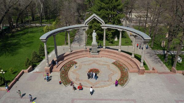 Отдыхающие у памятника Курманжан Датка на проспекте Эркиндик в Бишкеке. Архивное фото  - Sputnik Кыргызстан