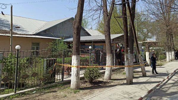 Ситуация около айыл окмоту села Пригородное, где женщины захватили здание. 15 апреля 2021 года - Sputnik Кыргызстан
