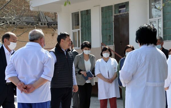 Президент Кыргызстана Садыр Жапаров посетил красную зону Республиканской клинической инфекционной больницы (РКИБ) Бишкека - Sputnik Кыргызстан