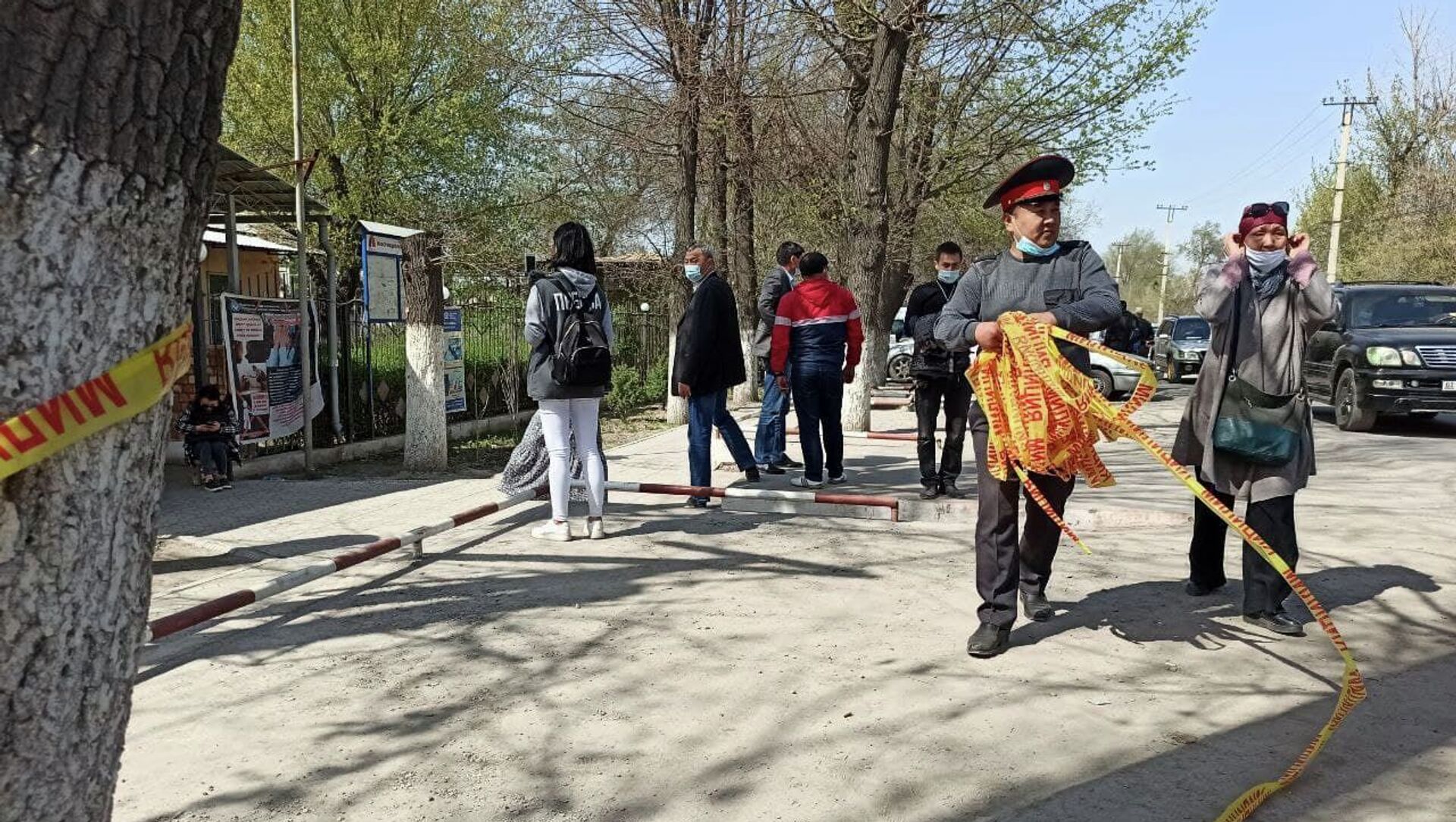 Сотрудник милиции около айыл окмоту села Пригородное, где женщины захватили здание. 15 апреля 2021 года - Sputnik Кыргызстан, 1920, 16.04.2021