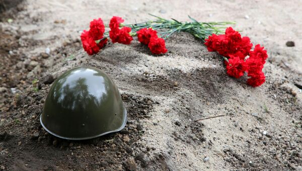 Каска и цветы на братской могиле. Архивное фото - Sputnik Кыргызстан