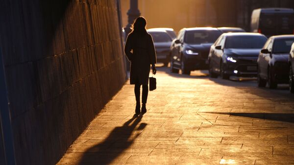 Девушка идет по улице. Архивное фото - Sputnik Кыргызстан
