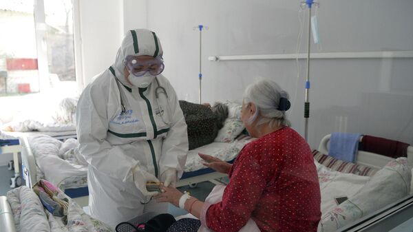 Медицинский работник в палате с пациентами с коронавирусной инфекцией в Республиканской клинической инфекционной больнице в Бишкеке. Архивное фото - Sputnik Кыргызстан