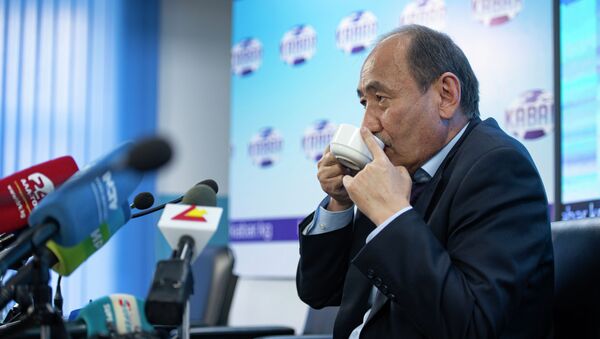 Министр здравоохранения Алымкадыр Бейшеналиев пьет настойку иссык-кульского корня во время пресс-конференции - Sputnik Кыргызстан
