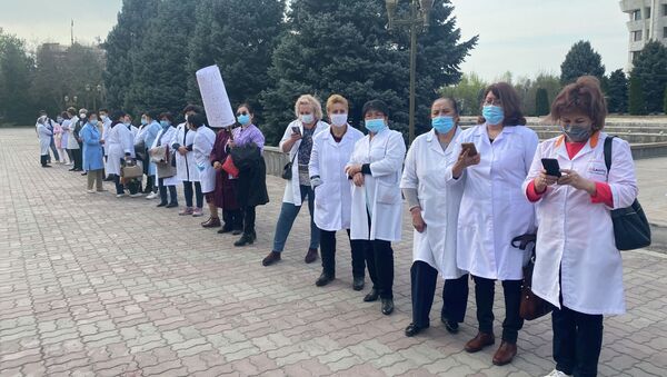 Митинг медицинских работников у здания Жогорку Кенеша в Бишкеке. 16 апреля 2021 года - Sputnik Кыргызстан