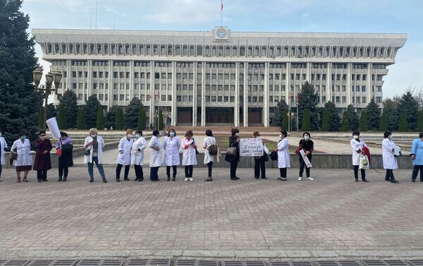 У здания Белого дома в Бишкеке проходит акция медицинских работников Кыргызстана - Sputnik Кыргызстан