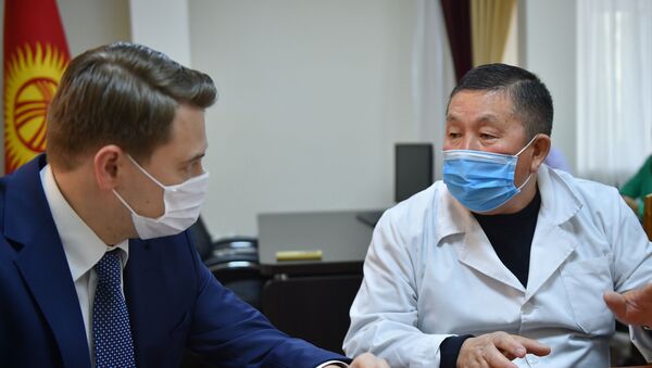 Встреча вице-премьера Артема Новикова с медиками вышедшими на митинг - Sputnik Кыргызстан