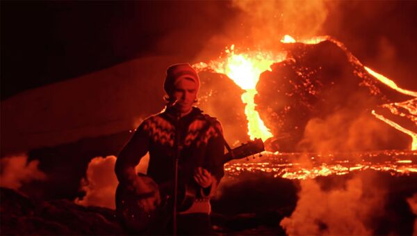 Не монтаж. Рок-группа сняла клип на фоне извергающегося вулкана — видео - Sputnik Кыргызстан