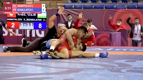 Кыргызский борец стал лучшим исполнителем приемов на турнире в Алматы. Видео - Sputnik Кыргызстан