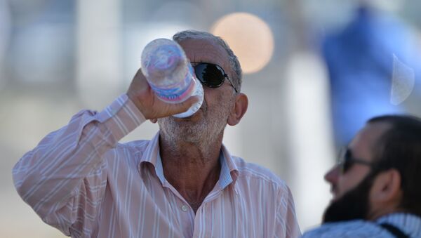 Мужчина пьет воду из бутылки. Архивное фото - Sputnik Кыргызстан