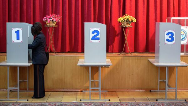Женщина голосует на избирательном участке в Бишкеке. Архивное фото - Sputnik Кыргызстан