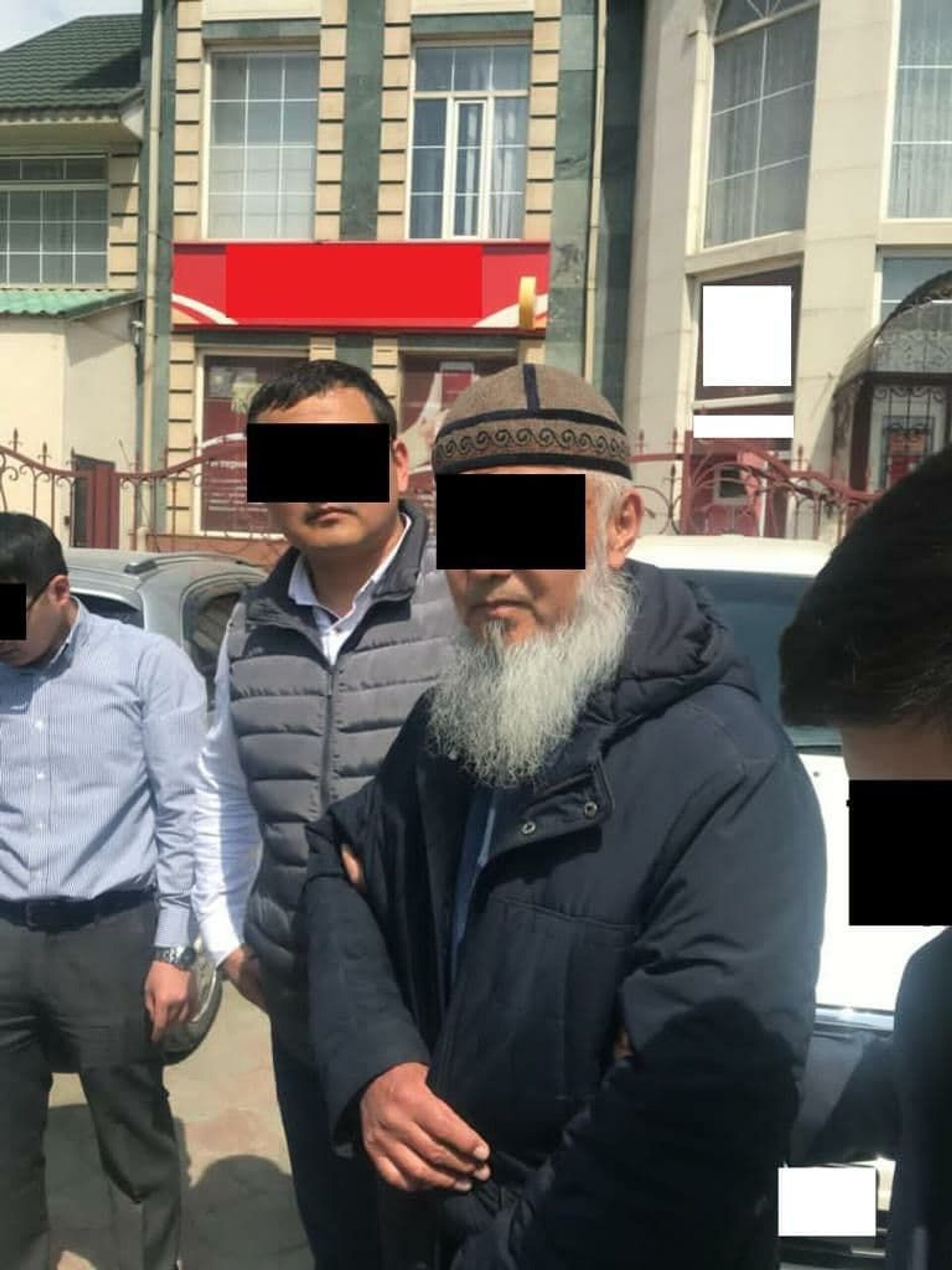 Задержание мужчины в Оше, который хотел незаконно продать шкуры снежных барсов - Sputnik Кыргызстан, 1920, 16.12.2021