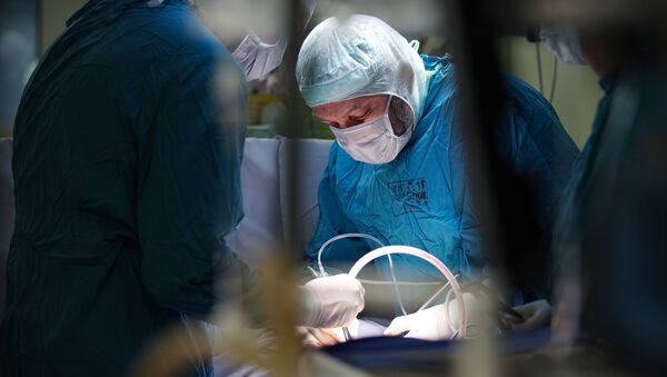 Оорукананын нейрохирургия бөлүмүндө омурткага операция учурунда. Архив - Sputnik Кыргызстан