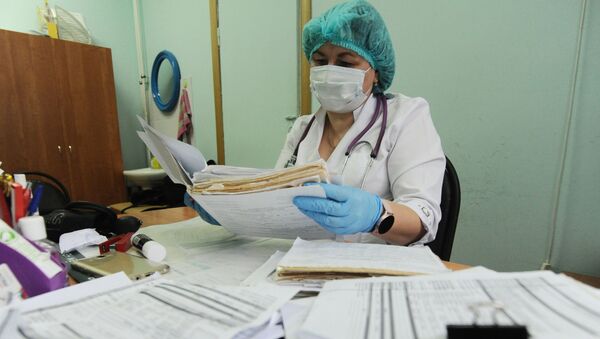 Медик во время работы с документацией. Архивное фото - Sputnik Кыргызстан