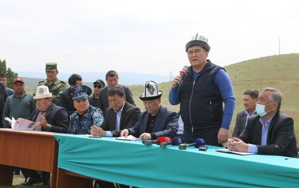 Как сообщает региональный корреспондент Sputnik Кыргызстан, к митингующим прибыл председатель ГКНБ Камчыбек Ташиев для разъяснений - Sputnik Кыргызстан