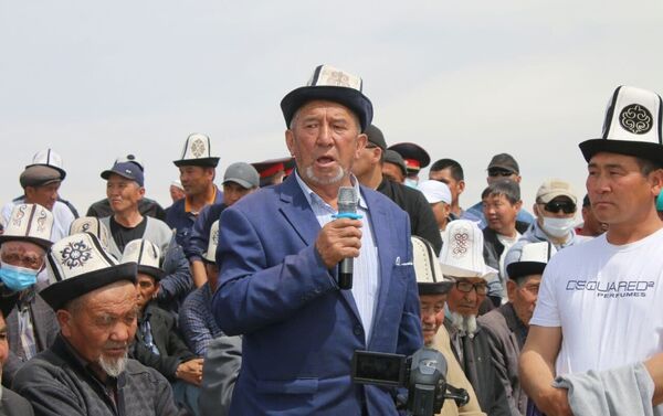 В Кара-Сууйском районе жители айыльного оруга Савай митингуют против передачи 50 гектаров земель вокруг Кемпир-Абадского водохранилища - Sputnik Кыргызстан