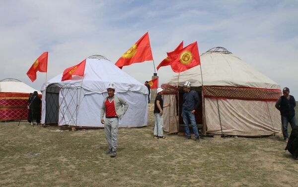 Они установили юрты и проводят акцию протеста с 14 апреля. На месте находятся порядка тысячи человек. - Sputnik Кыргызстан