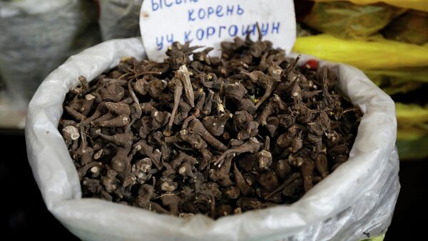Продажа Иссык-Кульского корня на рынке в Бишкеке. 17 апреля 2021 года - Sputnik Кыргызстан