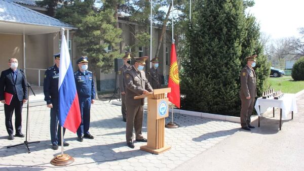 Церемония вручения именных часов президента Кыргызстана Садыра Жапарова 11 российским военнослужащим на авиабазе Кант - Sputnik Кыргызстан