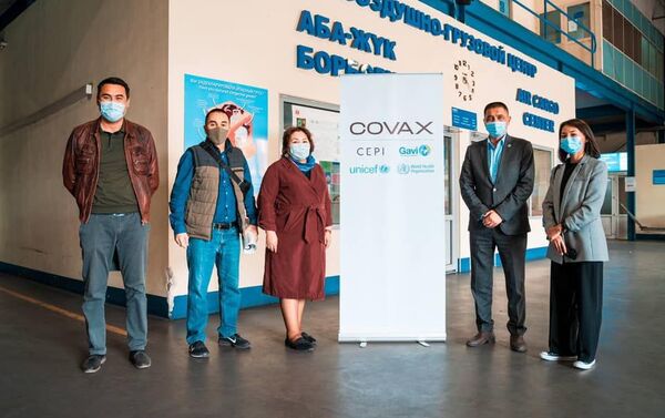В республику прибыли 423 тысячи шприцев и 3 825 специальных коробок для их безопасной утилизации в качестве первой партии поставок в рамках глобального механизма COVAX - Sputnik Кыргызстан