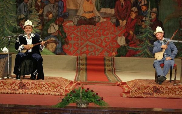 Төкмө акын Амантай Кутманалиев мындан 34 жыл мурун айылдагы мектепти бүтүрүп келип, 18 жашында филармониянын босогосун аттаган - Sputnik Кыргызстан