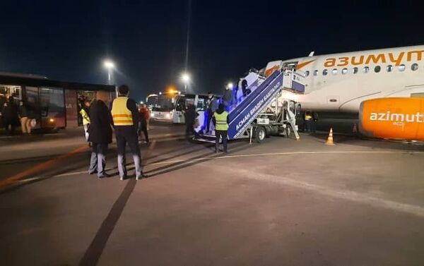 Первый рейс авиакомпании Азимут торжественно встретили водяной аркой триумфа - Sputnik Кыргызстан