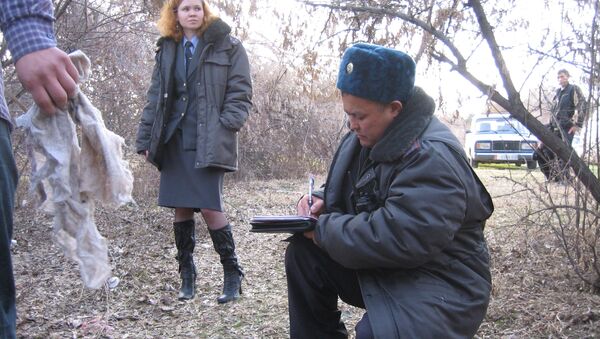 Сотрудники милиции на месте эксгумации тела убитого Ивана Чаповского в Бишкеке. 2008 год - Sputnik Кыргызстан