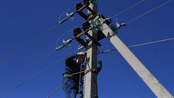 Восстановление линии электропередач. Архивное фото - Sputnik Кыргызстан